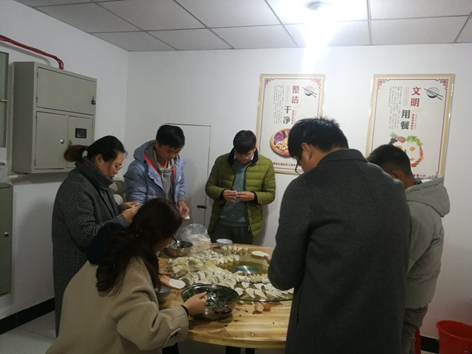 冬至陽(yáng)生春又來(lái)，溫暖感恩促情誼——廣德路項(xiàng)目部舉辦包餃子活動(dòng)