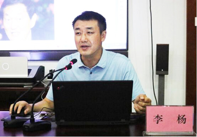 黨委委員、紀(jì)委書記、工會(huì)主席李楊對(duì)新員工進(jìn)行廉潔從業(yè)教育